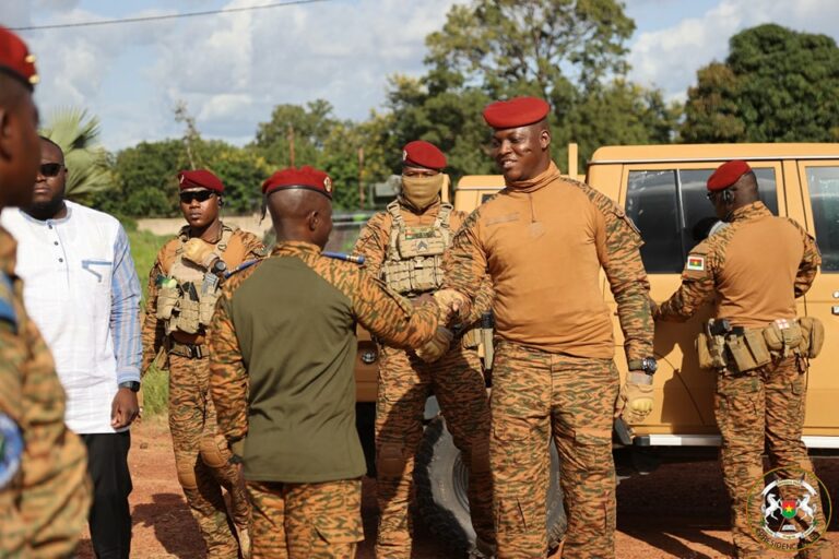 Forces combattantes de la 2e région militaire : le Chef de l’Etat encourage les unités au Camp Ouezzin-Coulibaly