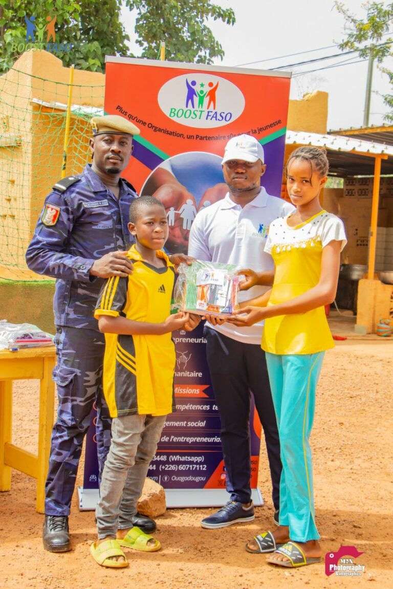 Soutien aux enfants défavorisés Boost Faso offre des kits scolaires complets à 350 élèves