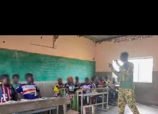 Boucle du Mouhoun : des gendarmes et des militaires prêtent main forte aux enseignants du primaire