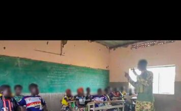 Boucle du Mouhoun : des gendarmes et des militaires prêtent main forte aux enseignants du primaire