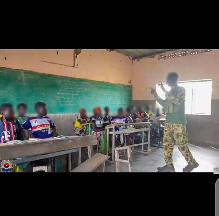 Boucle du Mouhoun : des gendarmes et des militaires prêtent main forte  aux enseignants du primaire