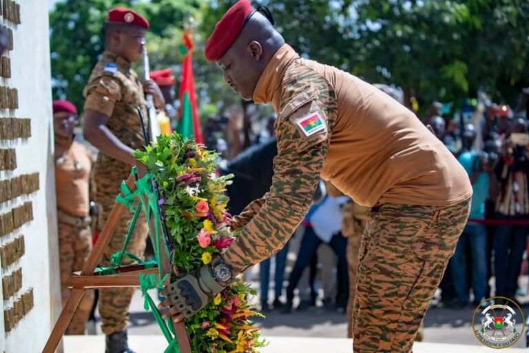 Le président de la Transition Ibrahim Traoré rend hommage aux martyrs 
