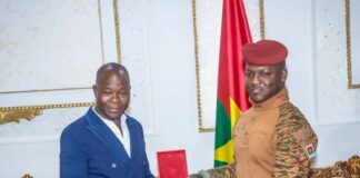 Burkina Faso : L’architecte burkinabè Francis Kéré présente ses médailles au capitaine Traoré