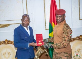 Burkina Faso : L’architecte burkinabè Francis Kéré présente ses médailles au capitaine Traoré