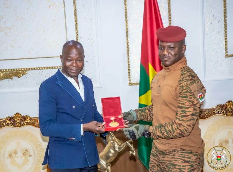 Burkina Faso : L’architecte burkinabè Francis Kéré présente ses médailles au capitaine Traoré