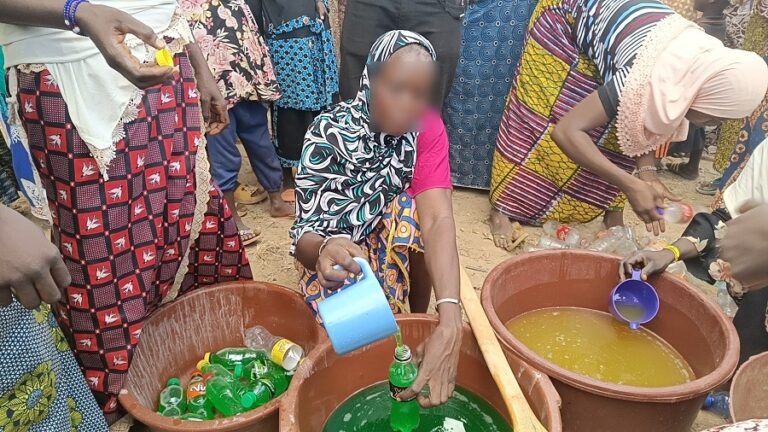 Aide aux PDI : l’association Les Bâtisseurs de la paix en Afrique forme des femmes en fabrication de savon liquide