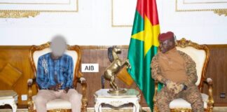 Lutte contre le terrorisme : le chef de l’État, le capitaine Ibrahim Traore, félicite un VDP blessé pour sa bravoure au front
