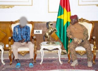 Lutte contre le terrorisme : le chef de l’État, le capitaine Ibrahim Traore, félicite un VDP blessé pour sa bravoure au front