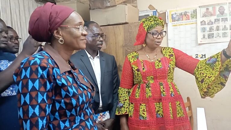 Medias : la ministre en charge de l&rsquo;Action humanitaire Nandy Somé encourage les Editions Sidwaya