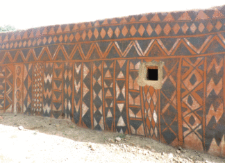 Peinture murale Kassena :le « dora », une prouesse artistique féminine à l’épreuve du temps