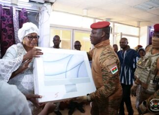 Burkina Faso : Le chef de l’Etat, le capitaine Ibrahim Traoré, offre du matériel aux Editions Sidwaya et à la RTB pour le travail abattu
