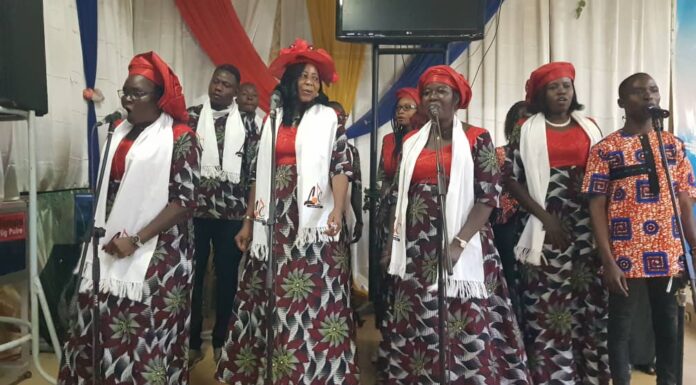 Musique chrétienne : Le groupe de Louange pour Christ rend grâce à Dieu