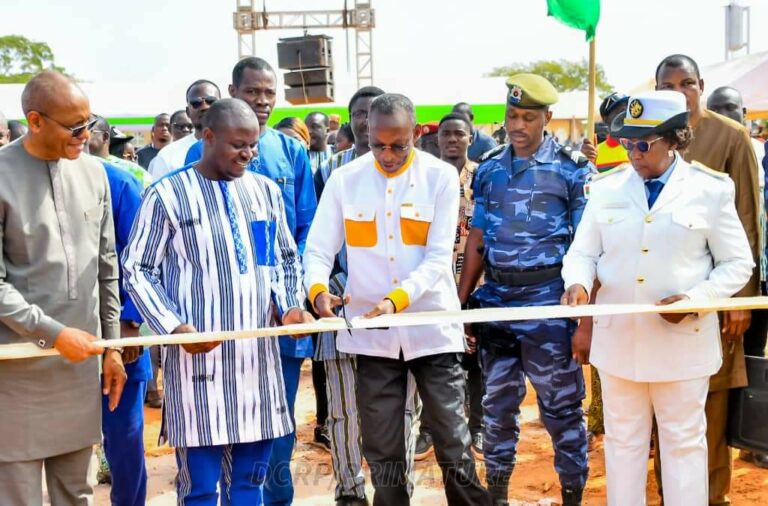 Inauguration de la centrale solaire photovoltaïque de Kôdéni : « L&rsquo;État veillera au respect rigoureux des clauses contractuelles par la société AFRICAREN», affirme le Premier ministre