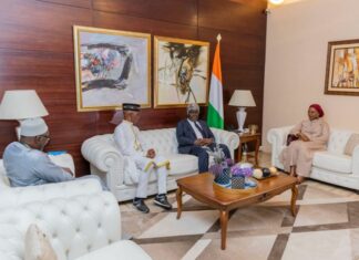 Le premier ministre ivoirien soutient la campagne carton rouge aux VBG