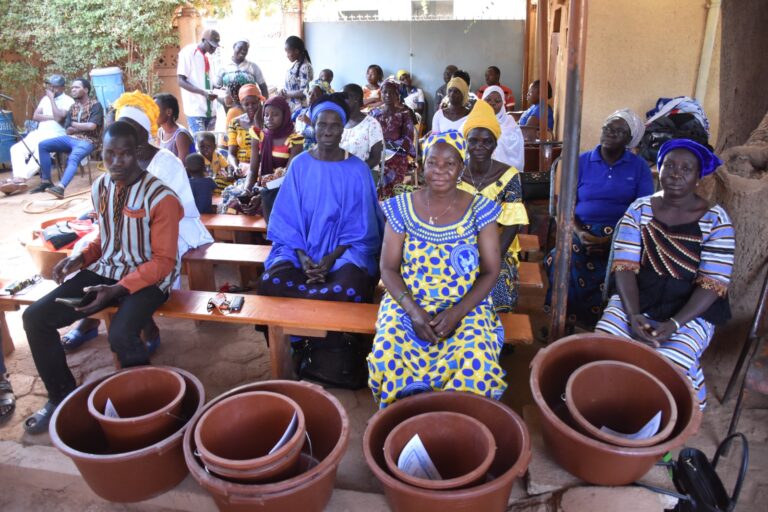 Fabrication de savon et confection de pagne Kokodonda : 25 PDI reçoivent des kits d’installation