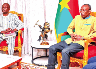 Audiences à la Primature: le Premier ministre reçoit l’ASCE-LC et le comité d’organisation du Kũuri d’or