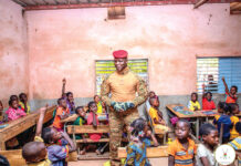 Education : le capitaine Ibrahim Traoré, enseignant d’une matinée à l’école « B » de Péni