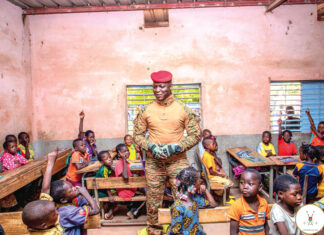 Education : le capitaine Ibrahim Traoré, enseignant d’une matinée à l’école « B » de Péni