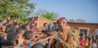 Education : le Capitaine Ibrahim TRAORE, enseignant d’une matinée à l’Ecole « B » de Péni