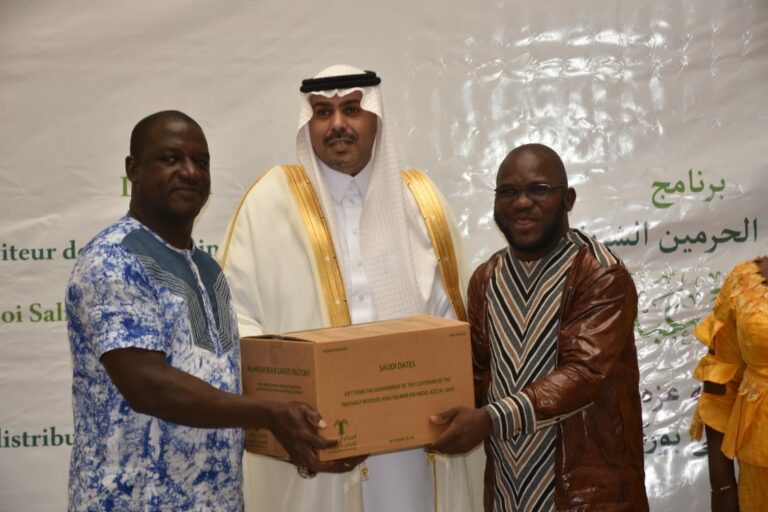 Don de l’Arabie Saoudite au Burkina: Cinq tonnes de datte alimentaire pour soutenir des PDI