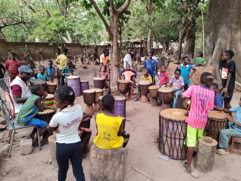 SNC2024 : Mamadou Coulibaly Besmert l’artiste musicien burkinabé qui entend faire  « l’éducation par la culture »
