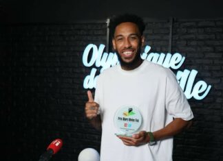 Football : l’attaquant de l’Olympique de Marseille, Pierre-Emerick Aubameyang, lauréat du prix Marc Vivien Foe