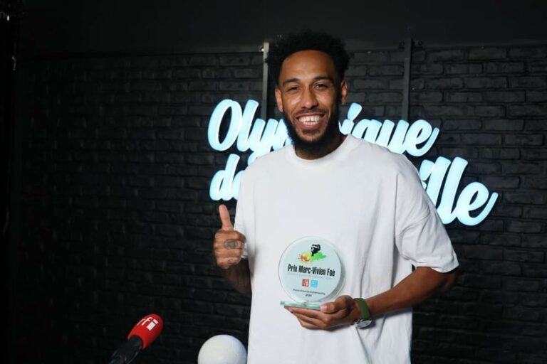 Football : l’attaquant de l’Olympique de Marseille, Pierre-Emerick Aubameyang, lauréat du prix Marc Vivien Foe