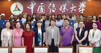 Conférences sur le développement de la Chine : des« ambassadeurs-médias » reçoivent leurs certificats