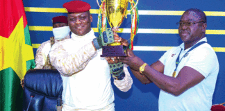 Tournoi UFOA-B : les Etalons cadets présentent leur trophée au président du Faso