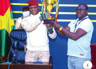 Tournoi UFOA-B : les Etalons cadets présentent leur trophée au président du Faso