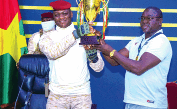 Tournoi UFOA-B : les Etalons cadets présentent leur trophée au président du Faso