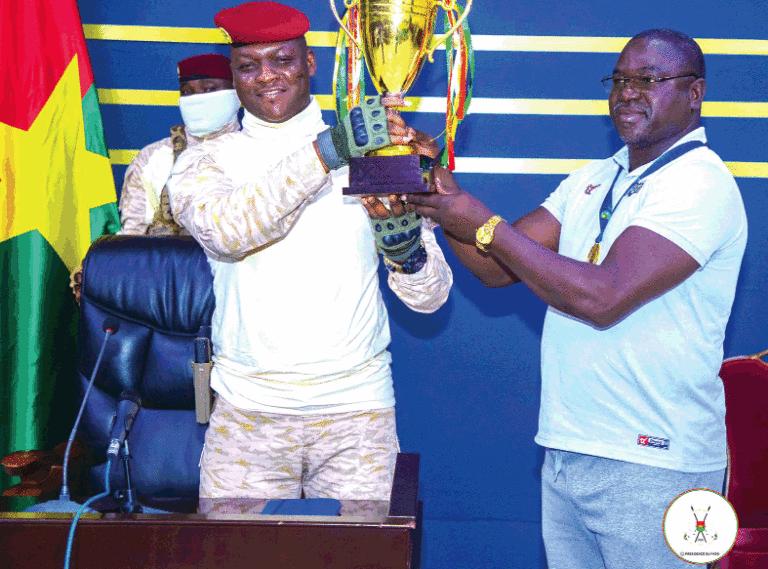 Tournoi UFOA-B : les Etalons cadets présentent leur trophée au président du Faso