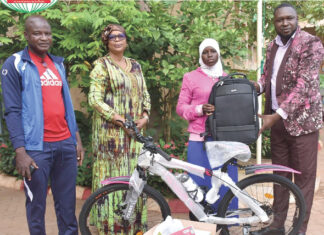 Excellence scolaire : Fatimata Dimzouré reçoit un vélo suite à son cri du cœur lancé par Kantigui
