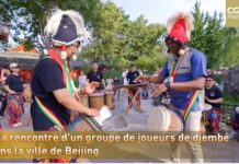 Dialogue des cultures : des rythmes de djembés dans un quartier de Beijing