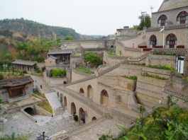 Village de Zhangjiata dans le Shanxi, une carte postale nichée dans un massif montagneux