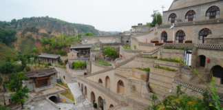 Village de Zhangjiata dans le Shanxi, une carte postale nichée dans un massif montagneux