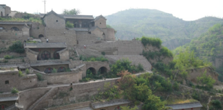 Village de Lijiashan, un îlot de tranquillité taillée dans une Falaise