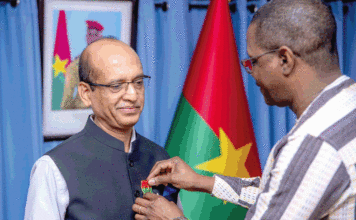 Coopération Burkina-Inde: l’ambassadeur Bhaskar Bhatt élevé au rang d’officier de l’Ordre de l’Etalon