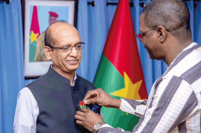 Coopération Burkina-Inde: l’ambassadeur Bhaskar Bhatt élevé au rang d’officier de l’Ordre de l’Etalon