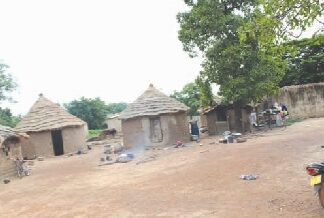 Terrorisme et résilience dans le Poni : un village puise dans ses traditions pour surmonter une année de blocus