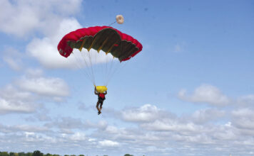 Formation des parachutistes commandos : une matinée dans les airs avec les apprentis-chuteurs du CITAP