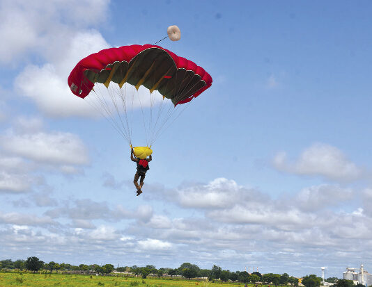 Formation des parachutistes commandos : une matinée dans les airs avec les apprentis-chuteurs du CITAP