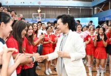 Échanges culturels et sportifs : Peng Liyuan assiste à une activité entre jeunes Chinois et Américains à Beijing