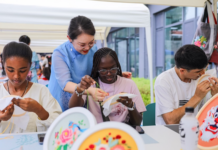 Qingdao : Des étudiants étrangers font l’expérience des compétences du patrimoine culturel immatériel