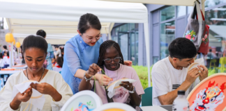 Qingdao : Des étudiants étrangers font l’expérience des compétences du patrimoine culturel immatériel