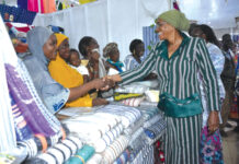 SIAO 2024: La ministre Nandy Somé encourage les exposantes du projet « 1000 métiers à tisser »