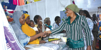 SIAO 2024: La ministre Nandy Somé encourage les exposantes du projet « 1000 métiers à tisser »