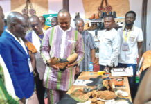 Un parrain à l’écoute des exposants : le SIAO a été rehaussé par la visite du Président de l’Assemblée législative de Transition (ALT), Dr Ousmane BOUGOUMA, parrain de cette 17e édition.