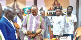 Un parrain à l’écoute des exposants : le SIAO a été rehaussé par la visite du Président de l’Assemblée législative de Transition (ALT), Dr Ousmane BOUGOUMA, parrain de cette 17e édition.