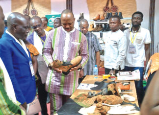 Un parrain à l’écoute des exposants : le SIAO a été rehaussé par la visite du Président de l’Assemblée législative de Transition (ALT), Dr Ousmane BOUGOUMA, parrain de cette 17e édition.